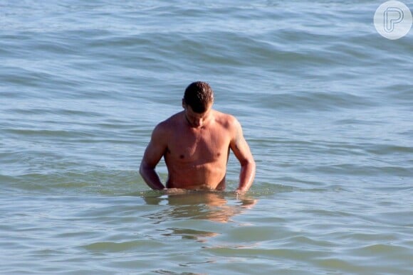 Rodrigo Hilbert mergulhou sozinho na praia do Leblon, no Rio de Janeiro