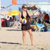 Fernanda Lima deu toques de vôlei na praia do Leblon, no Rio de Janeiro