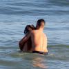 Fernanda Lima e Rodrigo Hilbert se abraçam no mar do Leblon durante a tarde de sol no Rio de Janeiro