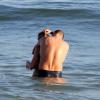 Fernanda Lima e Rodrigo Hilbert trocam carinhos apaixonados durante o banho de mar