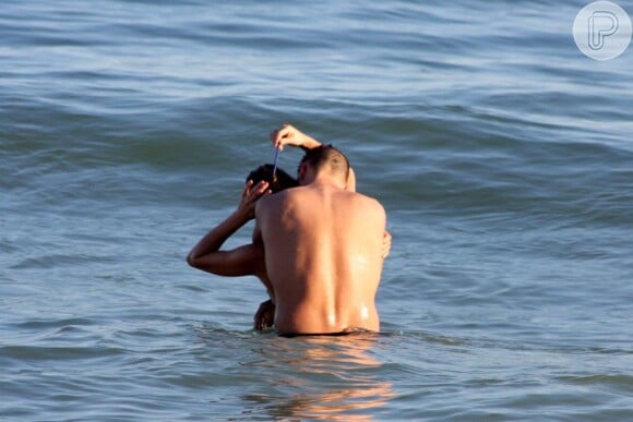 Rodrigo Hilbert dá um forte abraço em Fernanda Lima e tasca um beijo carinhoso