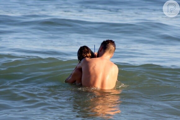 Fernanda Lima e Rodrigo Hilbert namoram no mar do Leblon na tarde deste sábado, 1º de fevereiro de 2014