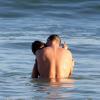 Fernanda Lima e Rodrigo Hilbert namoram durante banho de mar em praia carioca