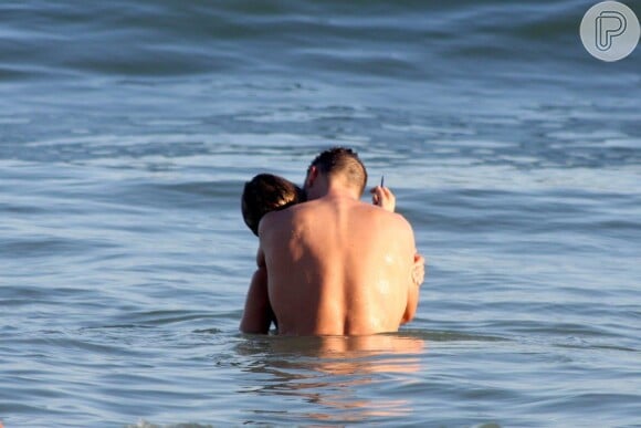 Fernanda Lima e Rodrigo Hilbert namoram durante banho de mar em praia carioca