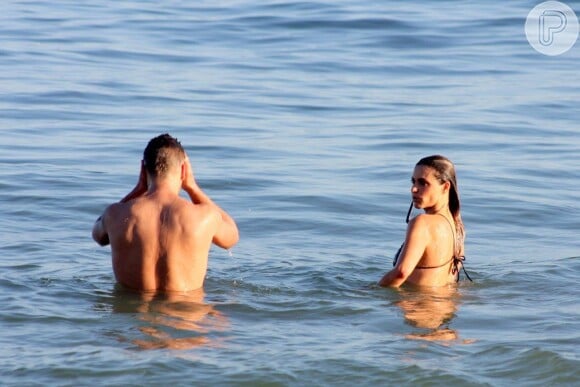 Fernanda Lima e Rodrigo Hilbert passaram a tarde de sábado na praia do Leblon, bairro onde vivem com os filhos gêmeos
