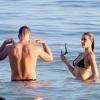 Fernanda Lima e Rodrigo Hilbert namoram durante banho de mar em praia carioca neste sábado, 1º de fevereiro de 2014