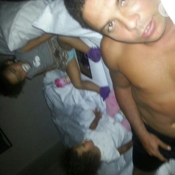 Ronaldo posta foto com as filhas: 'Bagunça pra dormir'