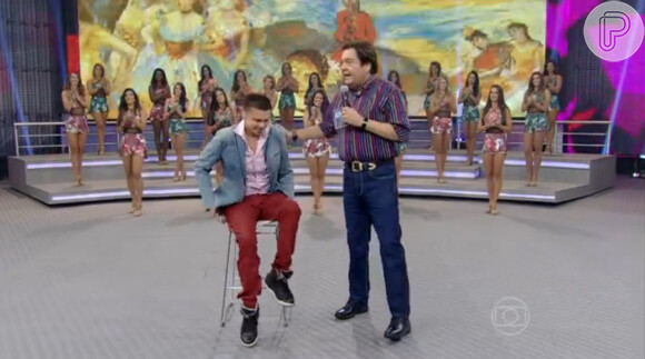 Netinho conversou com o apresentador Fausto Silva sentado em um banco. Antes de ir embora, o cantor relembrou alguns sucessos de sua carreira no palco