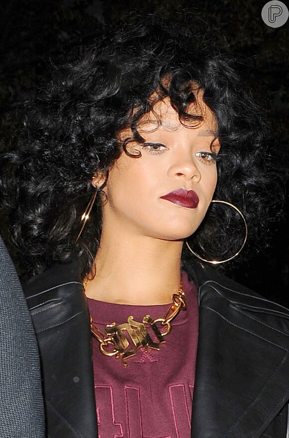 Rihanna manda mensagens de apoio para família de seu fã assassinado