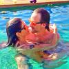 Em foto postada por Carol em seu Instagram no último domingo, ela e Bruno aparecem abraçadinhos dentro de uma piscina