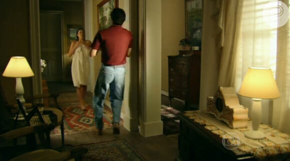 Bruna Marquezine aparece em cena enrolada numa toalha e, ao esbarrar com o namorado da tia, deixa a toalha cair no chão