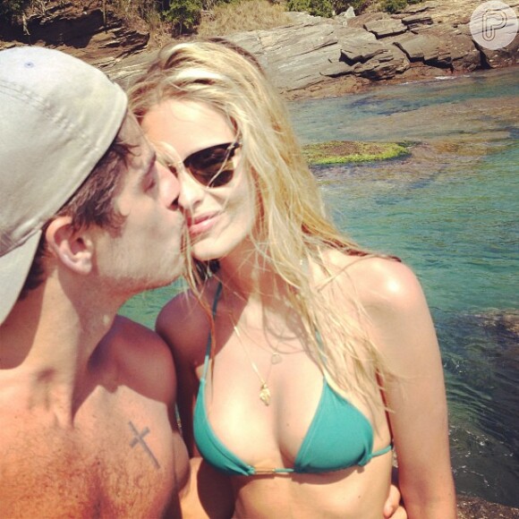 Yasmin Brunet posta foto, em sua conta no Instagram, beijando o noivo, Evandro Soldati, em uma praia, em 10 de janeiro de 2013