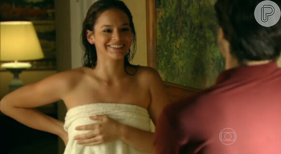 Em cena, Bruna Marquezine vive um romance com o personagem vivido por Guilherme Leicam