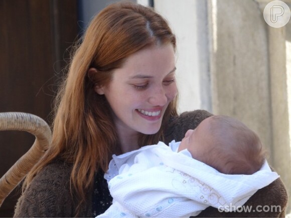 Após sofrer um acidente e ficar desmemoriada, Silvia (Nathalia Dill) segura novamente o filho nos braços, em 'Joia Rara', em 6 de fevereiro de 2014