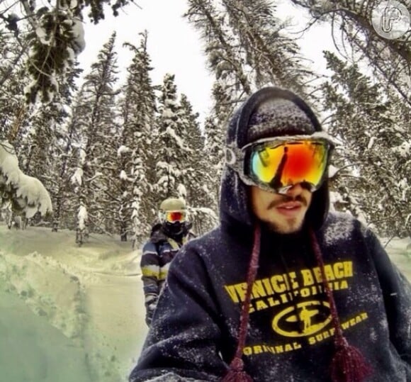 Caio Castro faz trilha na neve em Aspen, no Colorado, EUA, durante viagem de férias