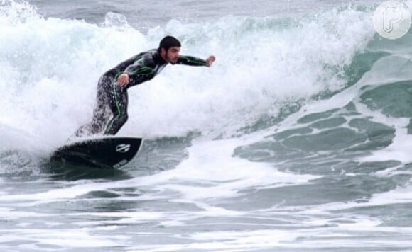 Caio Castro aproveita tempo livre longe da TV para curtir surfar em praia do Rio