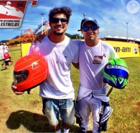 Caio Castro confessa ser fã de kart e vai a evento do esporte; na foto; o ator posa ao lado de piloto Felipe Massa, da Fórmula 1