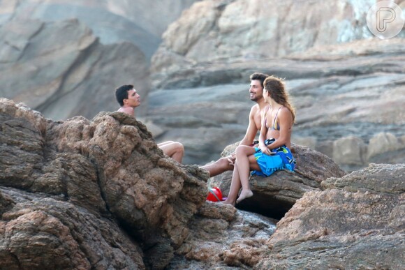 Cauã Reymond e Mariana Goldfarb curtiram a praia da Joatinga, na Zona Oeste do Rio, neste domingo, 12 de fevereiro de 2017