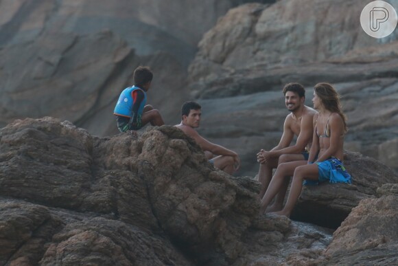 Cauã Reymond e Mariana Goldfarb curtiram a praia da Joatinga, na Zona Oeste do Rio, neste domingo, 12 de fevereiro de 2017