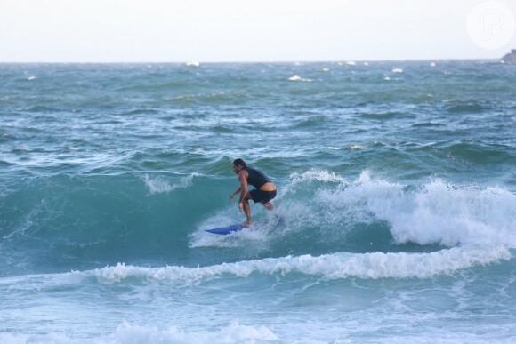 Cauã Reymond e Mariana Goldfarb curtiram a praia da Joatinga, na Zona Oeste do Rio, neste domingo, 12 de fevereiro de 2017