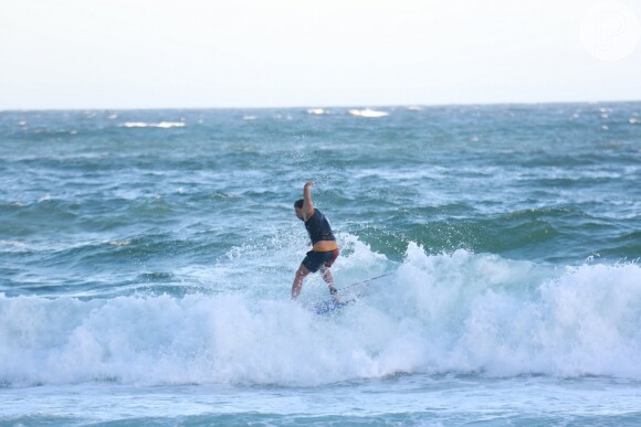 Cauã Reymond e Mariana Goldfarb curtiram a praia da Joatinga, na Zona Oeste do Rio, neste domingo, 12 de fevereiro de 2017