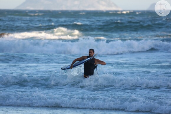 Cauã Reymond e Mariana Goldfarb curtiram a praia da Joatinga, na Zona Oeste do Rio, neste domingo, 12 de fevereiro de 2017