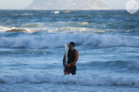 Cauã Reymond e Mariana Goldfarb curtiram a praia da Joatinga, na Zona Oeste do Rio, neste domingo, 12 de fevereiro de 2017