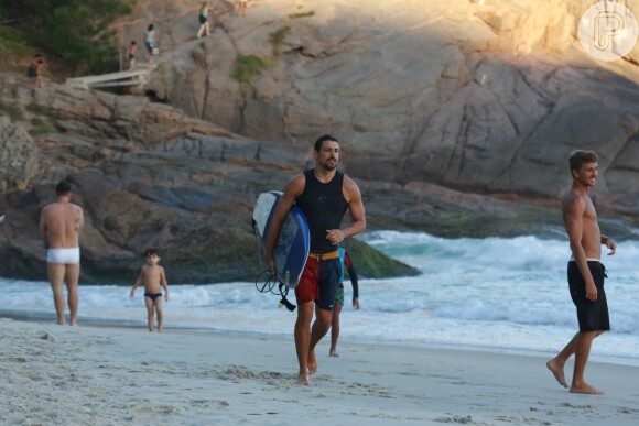 Cauã Reymond e Mariana Goldfarb curtiram a praia da Joatinga, na Zona Oeste do Rio, neste domingo, 12 de fevereiro de 2017