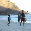 Cauã Reymond e Mariana Goldfarb curtiram a praia da Joatinga, na Zona Oeste do Rio, neste domingo, 12 de fevereiro de 2017