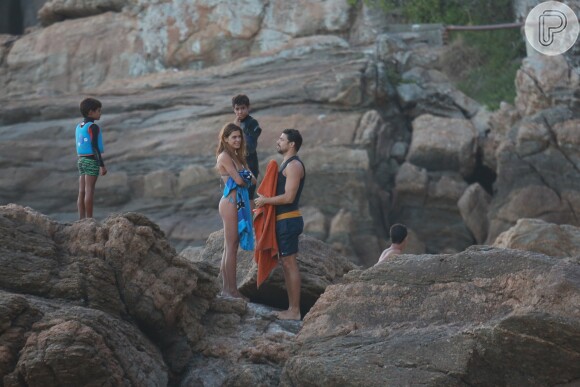 Cauã Reymond e Mariana Goldfarb curtiram a praia da Joatinga, na Zona Oeste do Rio, neste domingo, 12 de fevereiro de 2017
