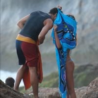Cauã Reymond e Mariana Goldfarb fazem cabaninha para esconder beijo em praia