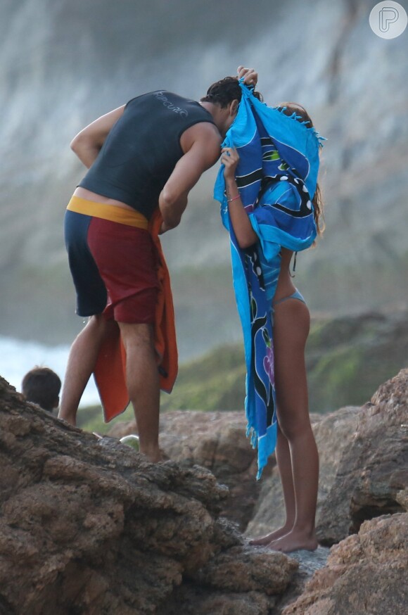 Cauã Reymond e Mariana Goldfarb curtiram a praia da Joatinga, na Zona Oeste do Rio, neste domingo, 12 de fevereiro de 2017. O casal usou uma canga para esconder um beijo