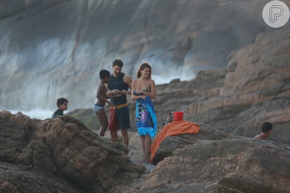 Cauã Reymond e Mariana Goldfarb curtiram a praia da Joatinga, na Zona Oeste do Rio, neste domingo, 12 de fevereiro de 2017