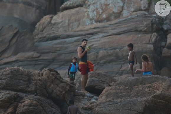 Cauã Reymond e Mariana Goldfarb curtiram a praia da Joatinga, na Zona Oeste do Rio, neste domingo, 12 de fevereiro de 2017