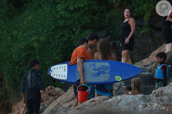 Cauã Reymond e Mariana Goldfarb curtiram a praia da Joatinga, na Zona Oeste do Rio, neste domingo, 12 de fevereiro de 2017