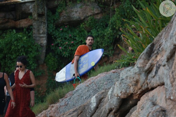 Cauã Reymond e Mariana Goldfarb curtiram a praia da Joatinga, na Zona Oeste do Rio, neste domingo, 12 de fevereiro de 2017