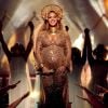 Beyoncé, grávida de gêmeos, abusou da transparência em um vestido dourado, repleto de pedrarias, assinado pelo estilista Peter Dundas