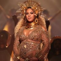 Beyoncé, grávida de gêmeos, exibe barriga no palco do Grammy 2017. Fotos!