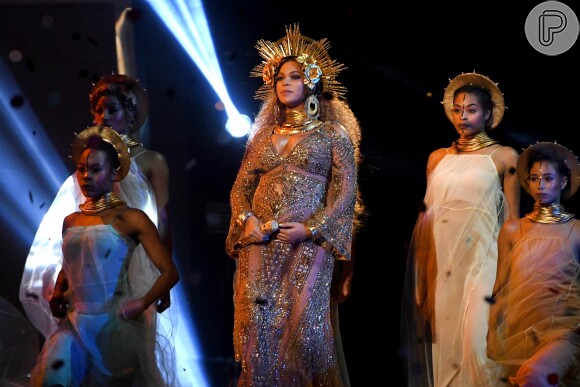 Beyoncé, grávida de gêmeos, foi nove vezes indicada, sendo a primeira artista a ser nomeada nas categorias POP, Rock, R&B e Rap ao mesmo tempo