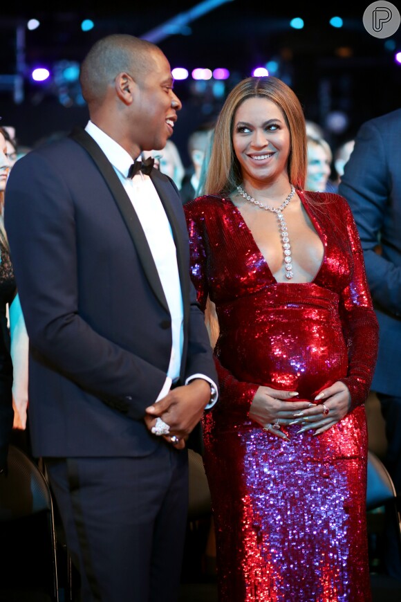 Beyoncé, grávida de gêmeos, chegou acompanhada do marido, Jay-Z, no Grammy 2017