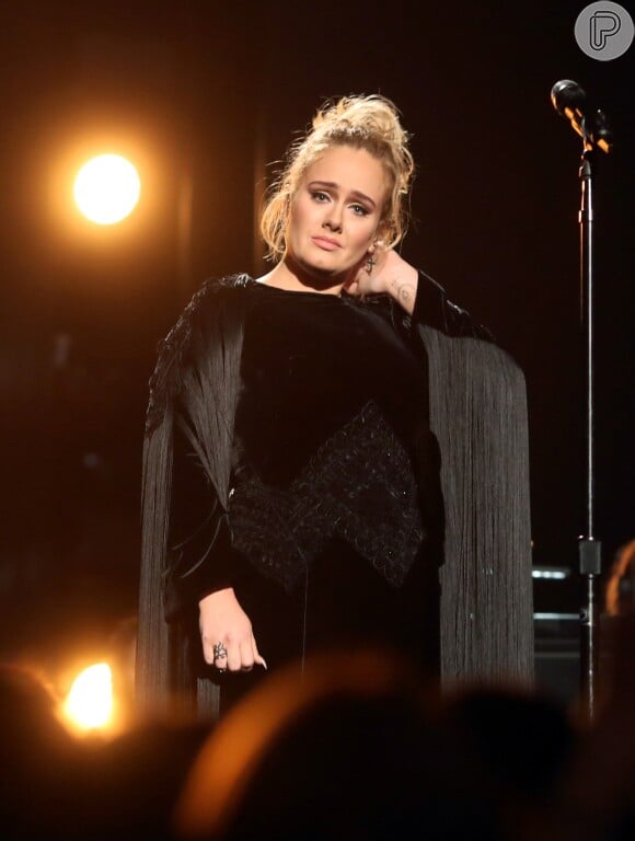 'Me desculpem, eu não posso errar isso, não posso fazer isso com ele', insistiu Adele, retomando a apresentação