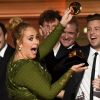 No Grammy 2017, Adele quebrou o troféu para dividir com Beyoncé