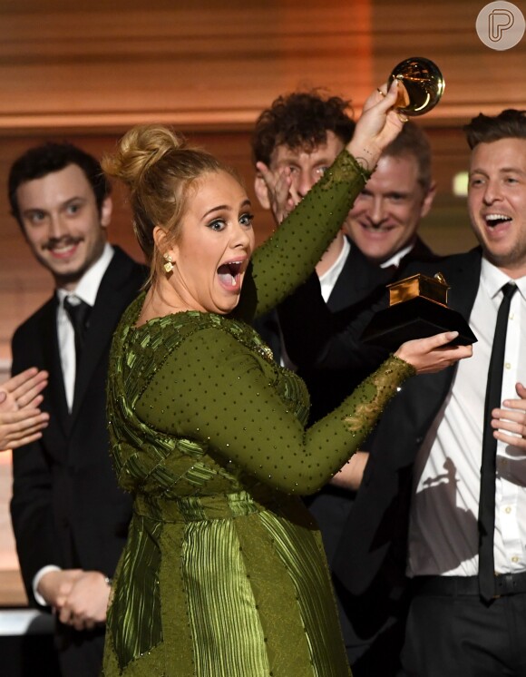 No Grammy 2017, Adele quebrou o troféu para dividir com Beyoncé