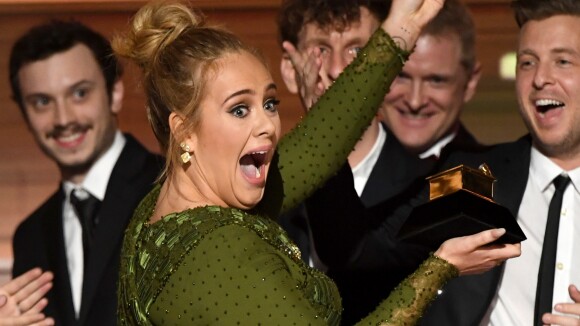 Adele quebra troféu para dividir com Beyoncé e erra nota de música no Grammy