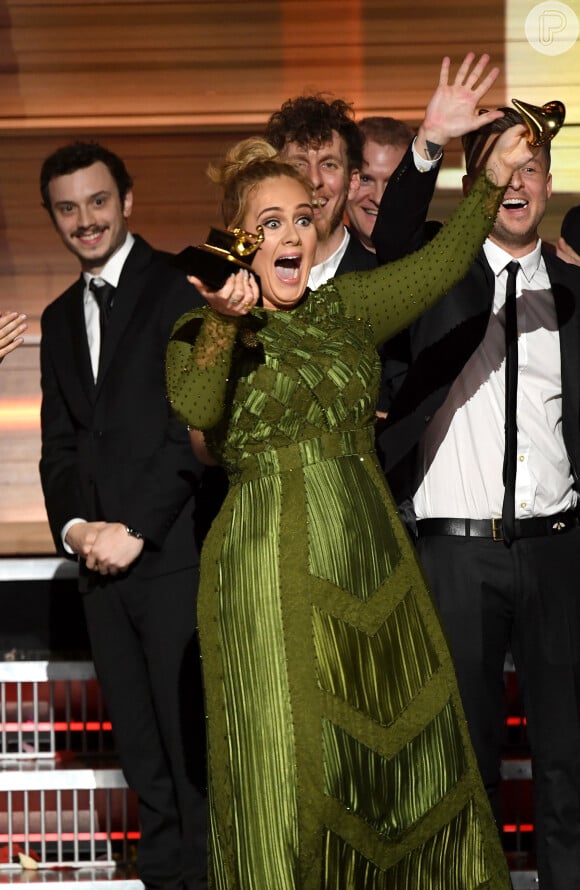 Adele venceu cinco categorias às quais estava indicada e, em uma delas, decidiu dividir com Beyoncé: 'Eu não acho possível aceitar esse prêmio. A artista da minha vida é Beyoncé. E este álbum para mim, o 'Lemonade', é tão monumental e tão bem pensado, tão bonito, com alma... '
