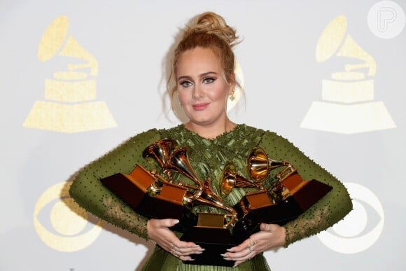 Após premiação, Adele posou para as fotos segurando seus cinco troféus