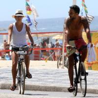 Carolina Ferraz se exercita com o namorado, Marcelo Marins, em Ipanema, no Rio