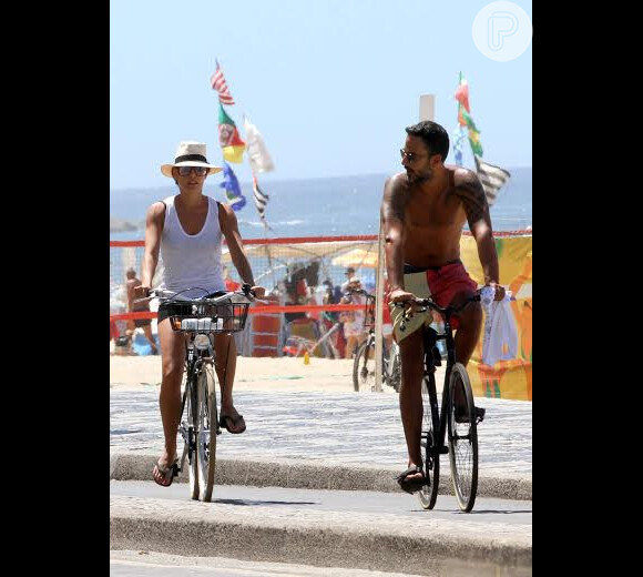 Carolina Ferraz curtiu a tarde com o namorado, o médico Marcelo Marins, na orla da praia da Ipanema, Zona Sul do Rio de Janeiro, nesta quinta-feira, 6 de fevereiro de 2014