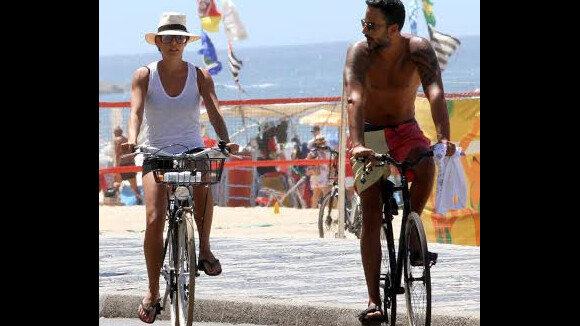 Carolina Ferraz se exercita com o namorado, Marcelo Marins, em Ipanema, no Rio