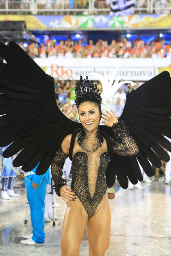 Sabrina Sato usou a fantasia de Cisne Negro assinada pelo estilista Henrique Filho no Carnaval de 2015, no desfile da Vila Isabel